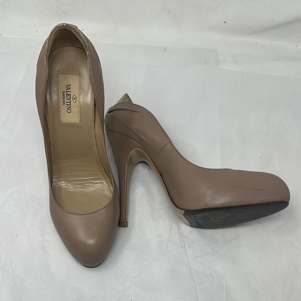 Valentino
Leather Crystal Embellishments Pumps Size 37